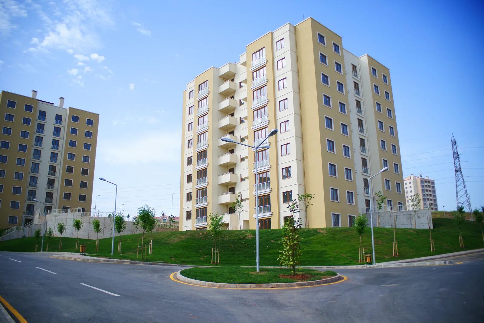 Condomínio residencial com prédios e área verde